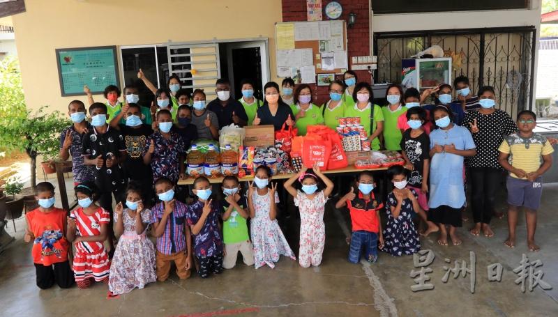 马来西亚彩荟爱心工作坊在拜访时，为孩子们送上开学用品、食物及物资。