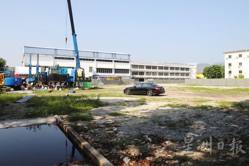 韩小新教学大楼坐落在现有校舍旁，兴建工程料在今年11月完成。