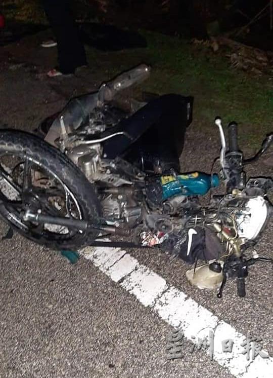 摩托车遭遇车祸后毁不成形。