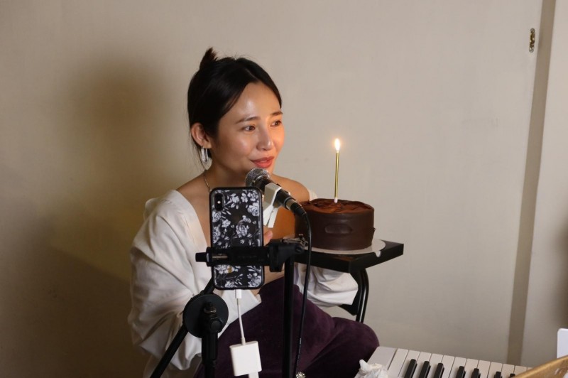 梁文音切蛋糕，生日在线上与歌迷共度。