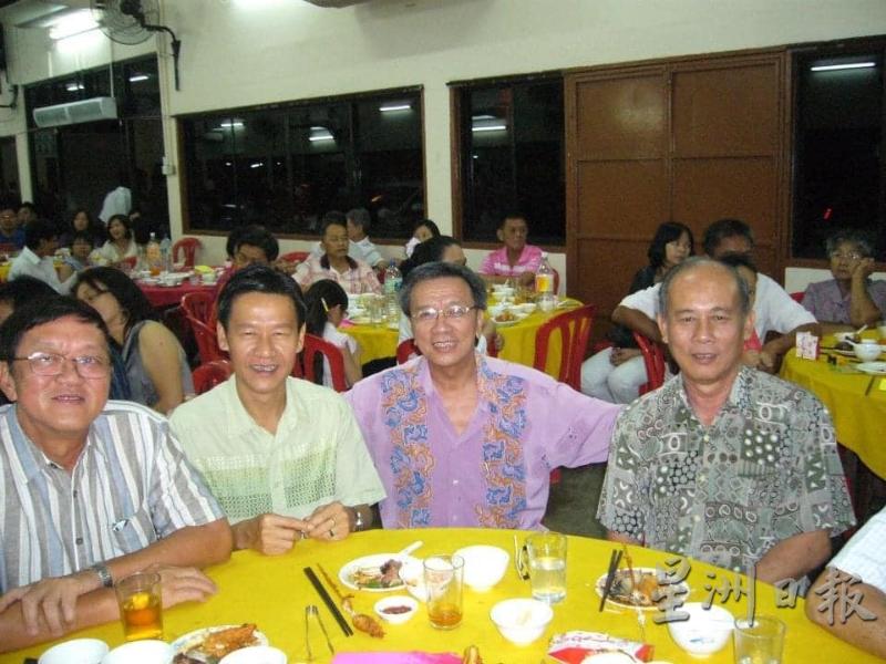 笔者（右二）在10年前与双溪比力3位历任州议员合照，左起为黄顺坡与叶怡华；右一为刘志强。
