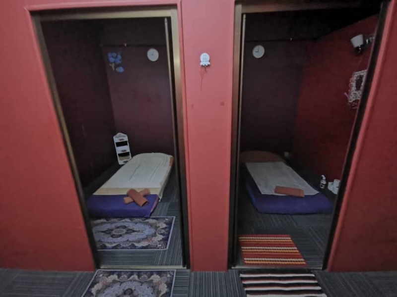 按摩中心内间隔多间卧房，为顾客提供服务。（照片取自：吉隆坡市政局脸书专页）