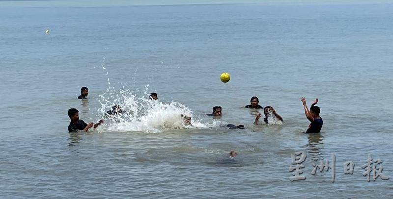 一群友族男子在海里玩水球，嬉笑声连连。