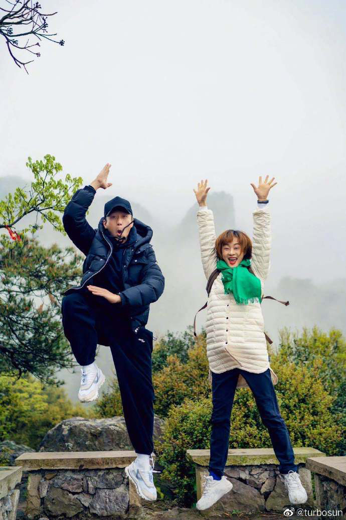 孙俪在微博分享与邓超外出旅行的夫妻合照。