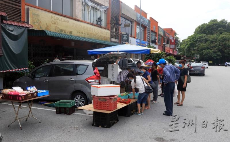 贩商以往在芙蓉新城城市公园路边摆摊时，能吸引许多顾客光顾。（档案照）