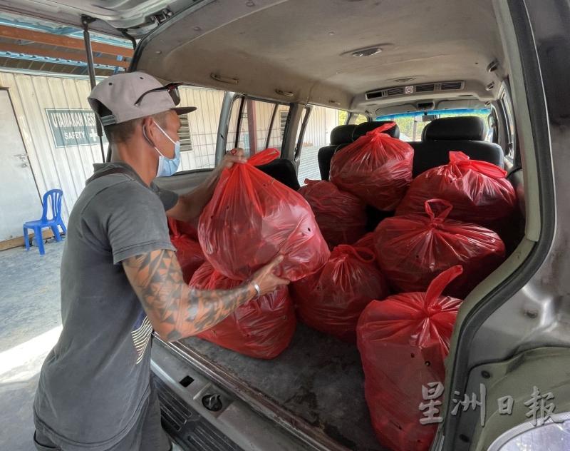 员工将一袋袋的辣椒搬上货车，运送到买家处。