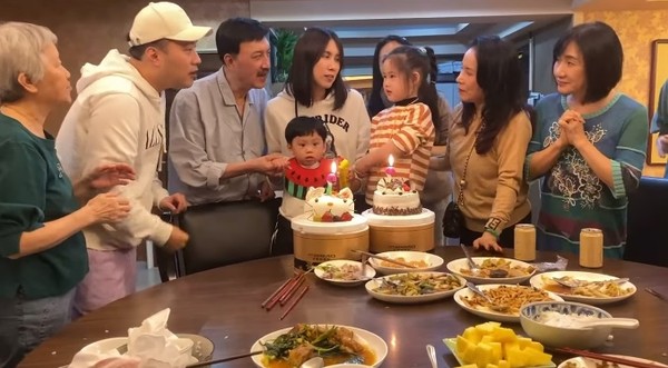 余苑绮与家人一同庆祝38岁生日。