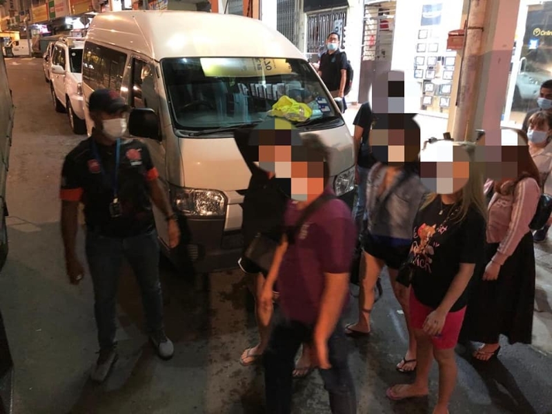 警方扣留按摩中心内的11人展开调查。（照片取自：吉隆坡市政局脸书专页）