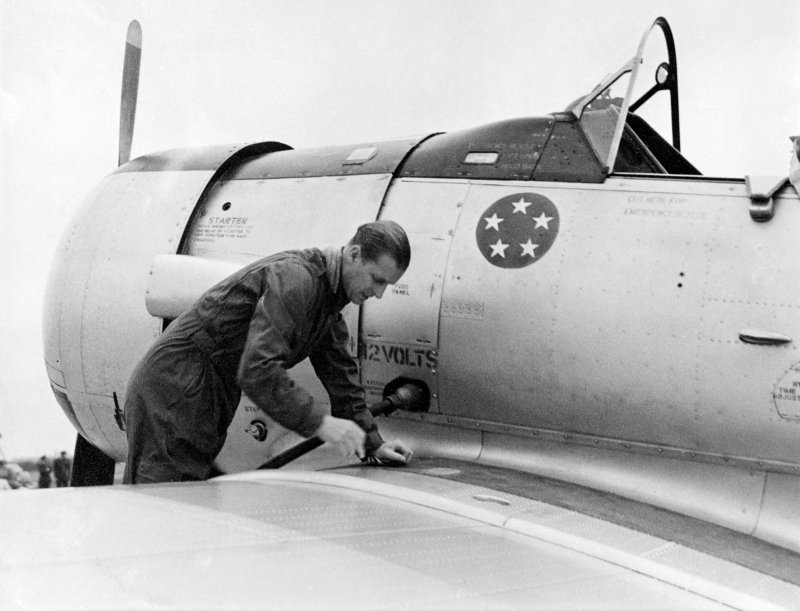 菲腊亲王在1953年5月4日在英国伯克郡的怀特汉姆机场进行飞行训练时，为他的哈佛训练飞机加油。
