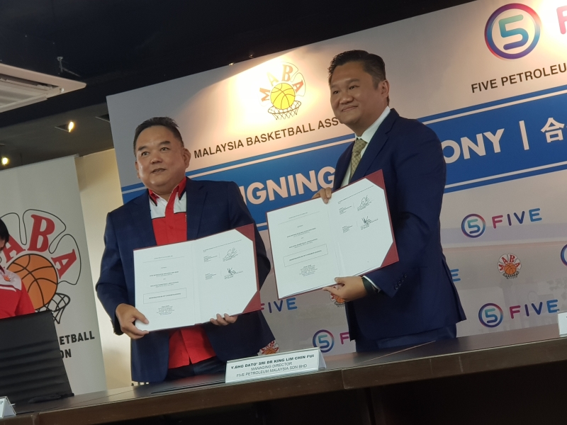 拿督威拉陈江荣（左）与大马本土油公司品牌FIVE董事经理拿督斯里林振辉博士正式签署合作备忘录并展示给媒体。