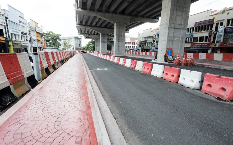 PJU 8/2路的部分道路及行人道已完工，承包商也开放道路让民众使用。