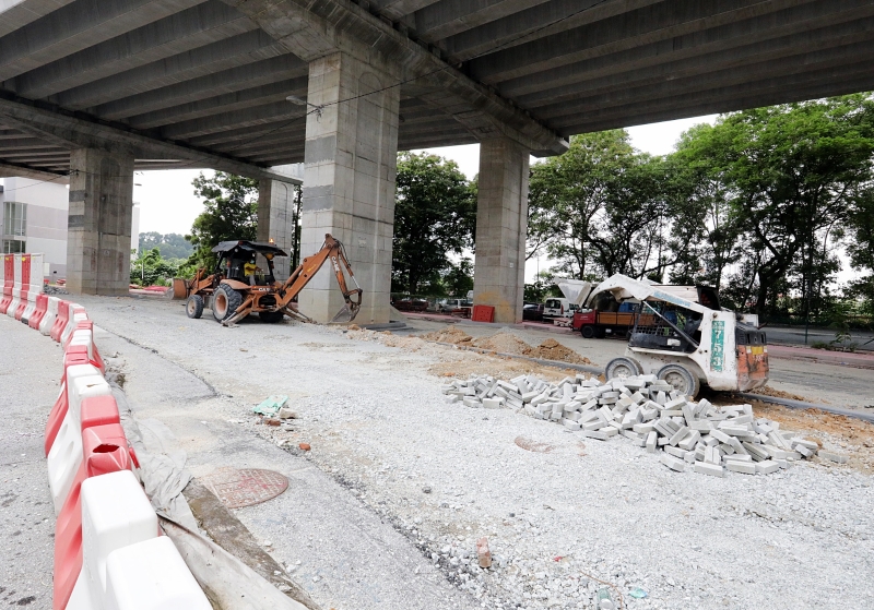 PJU 8/2路的铺路工程还在施工中，当地商家认为有关工程短期内无法竣工。