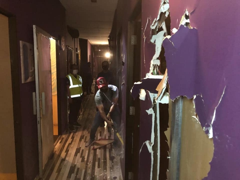 执法人员在取缔过程中，也拆除按摩中心内的间隔卧房。（照片取自：吉隆坡市政局脸书专页）