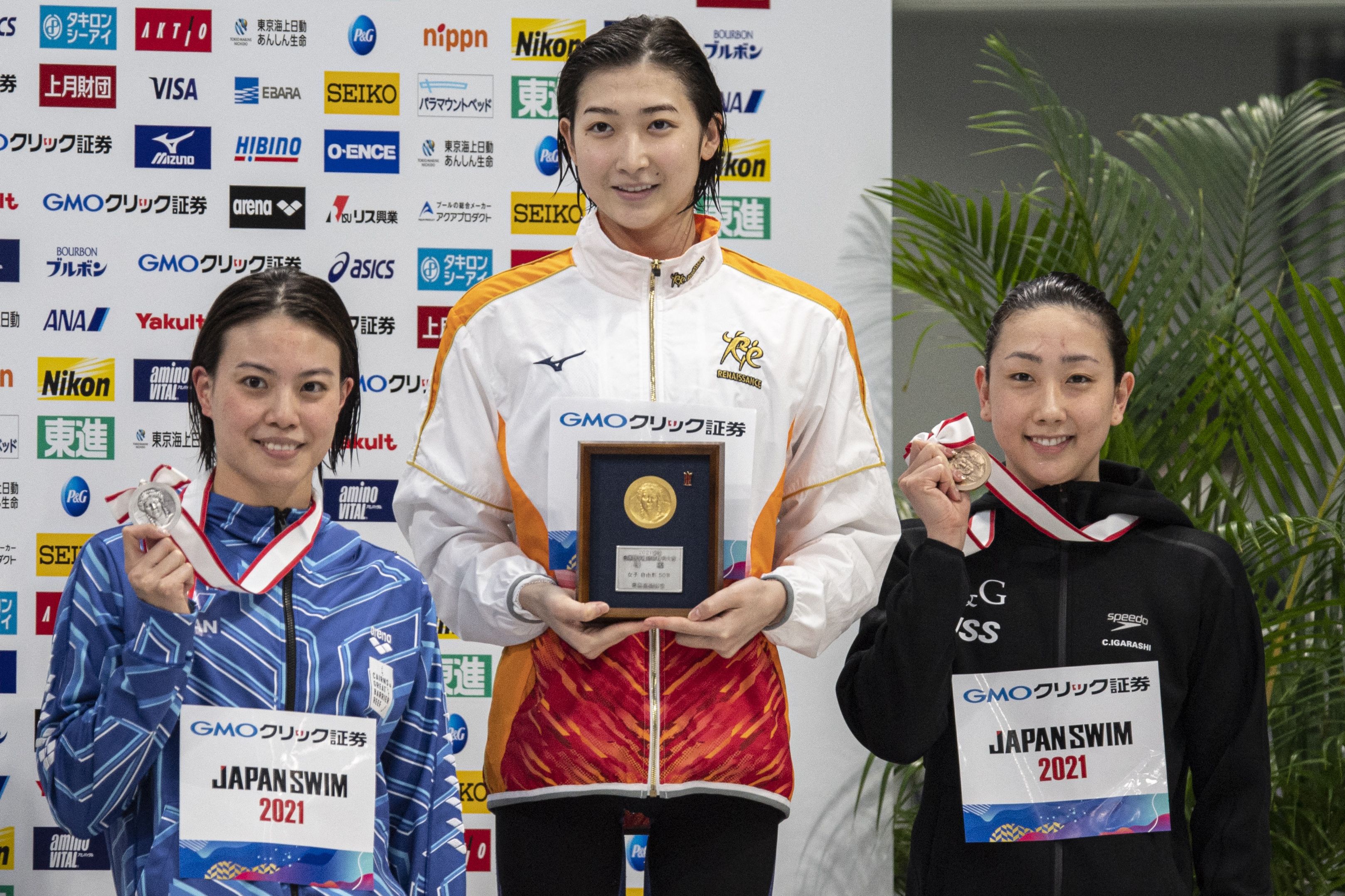白血病战士池江璃花子（中）在日本全国锦标赛包揽4冠，将在东京奥运上至少参赛两项。图为她在50公尺自由泳决赛夺金牌后领奖。（法新社照片）

