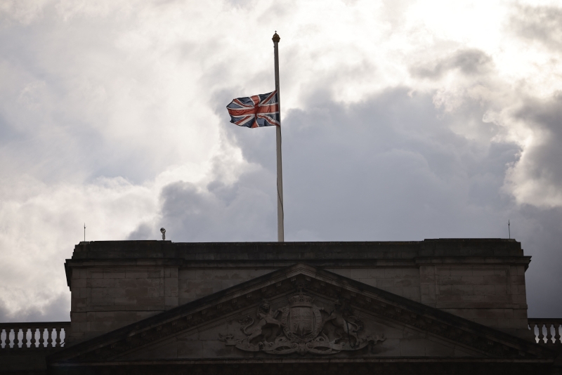 白金汉宫降半旗哀悼菲腊亲王。
