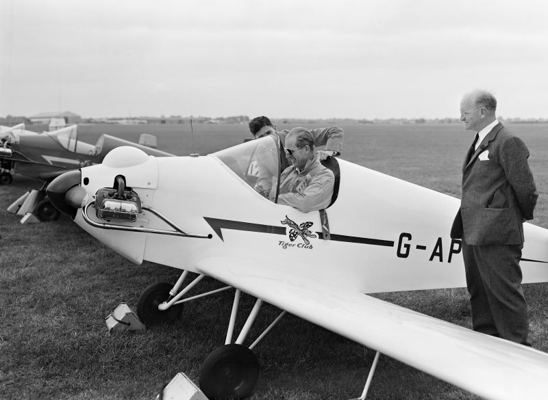 菲腊亲王在1959年准备驾驶一架超轻型飞机。