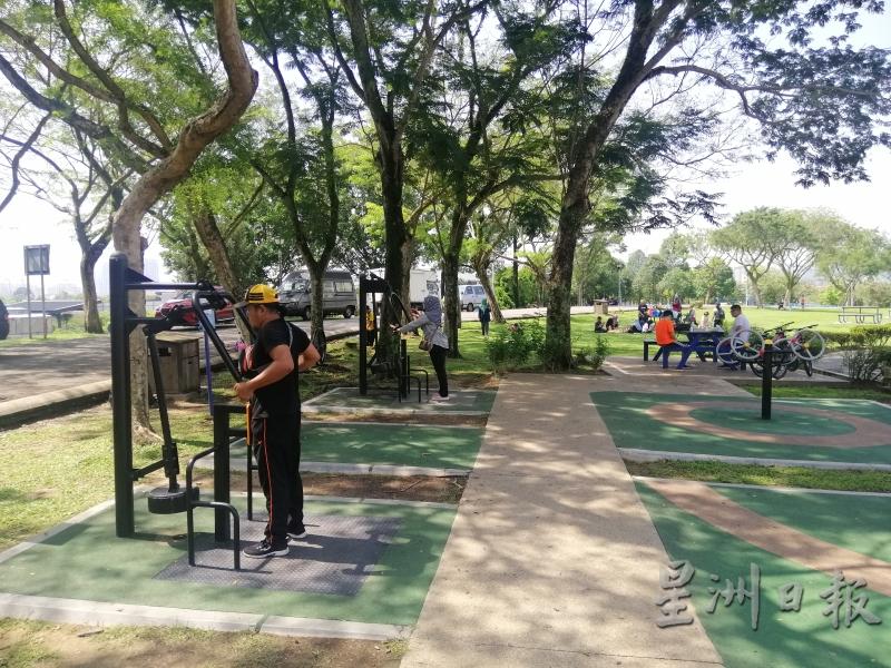 甲洞大都会公园新增户外健身器材设备，供到访的民众使用。

