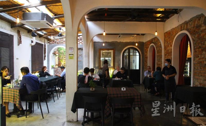 半山咖啡馆内部保留该建筑物原有的设计，让人有种异国风情的感觉。