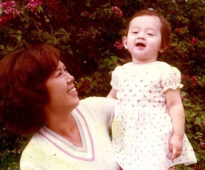 韩君婷童年时与母亲的合照。