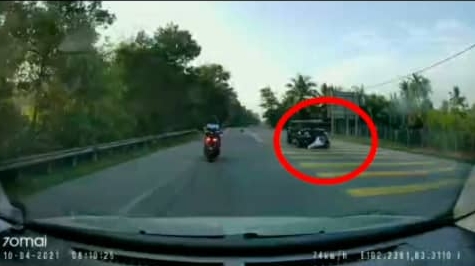 一辆轿车行车记录仪录下摩托车遭四驱车拖曳的过程。