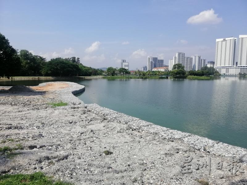 吉隆坡市政局正在湖边兴建湖堤，以防止地陷。
