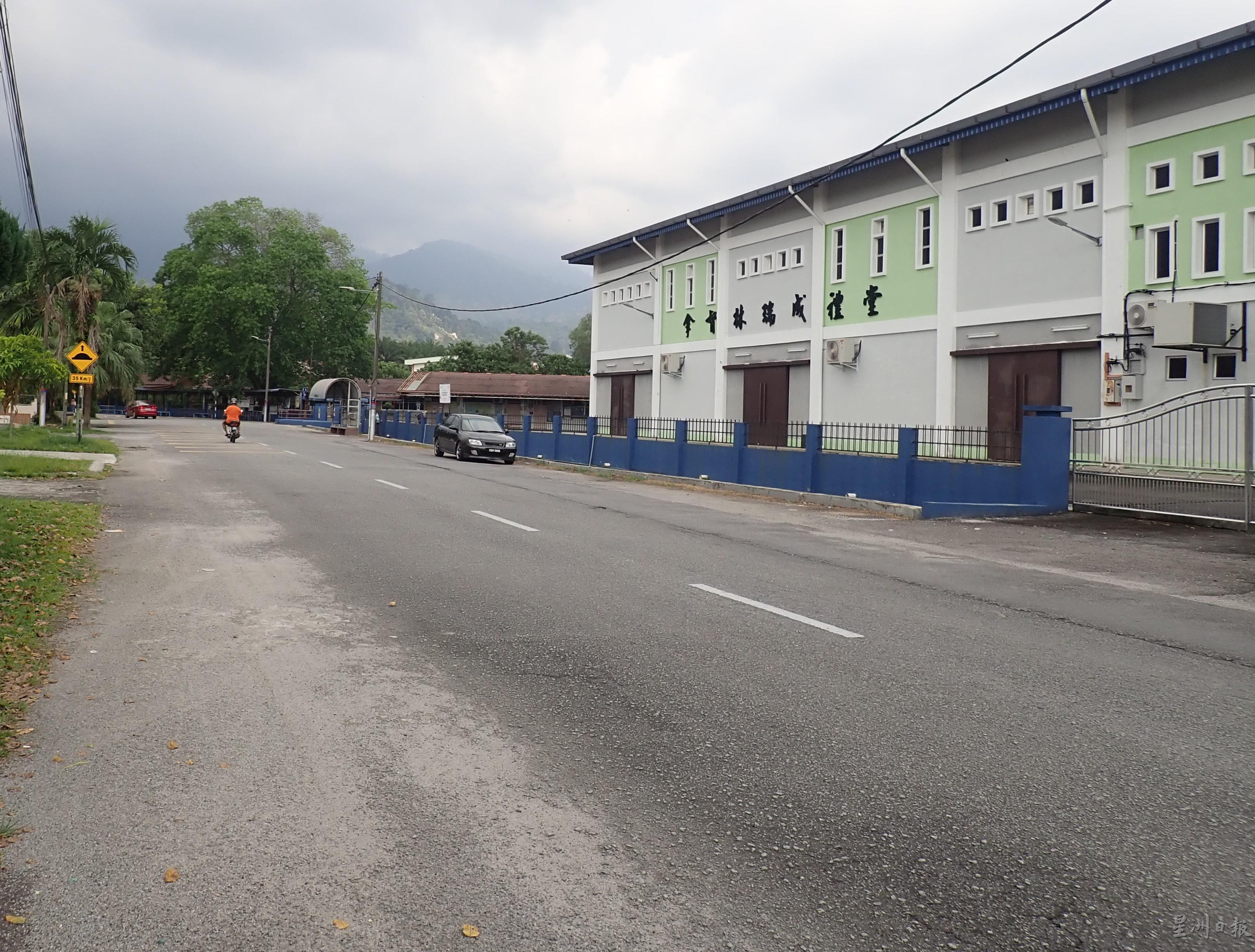 校方希望能将校前的占必叻路，在上下课时段辟为单行道。