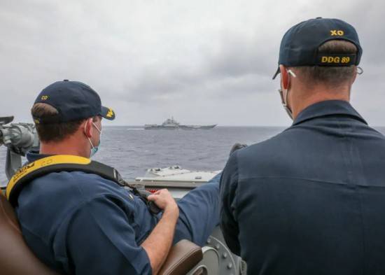 美国海军官方发布的照片显示，“马斯廷号”驱逐舰的美军军官正在导航室里监测水面接触情况。（图：互联网）