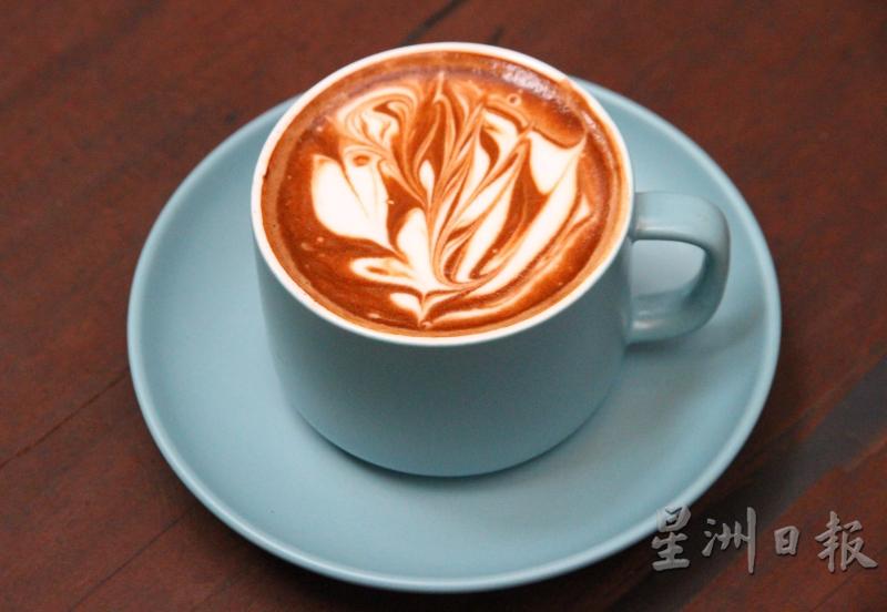 摩卡带有巧克力风味的咖啡，有人称摩卡就像爱情的滋味，是最受女孩欢迎的咖啡品种之一。　
