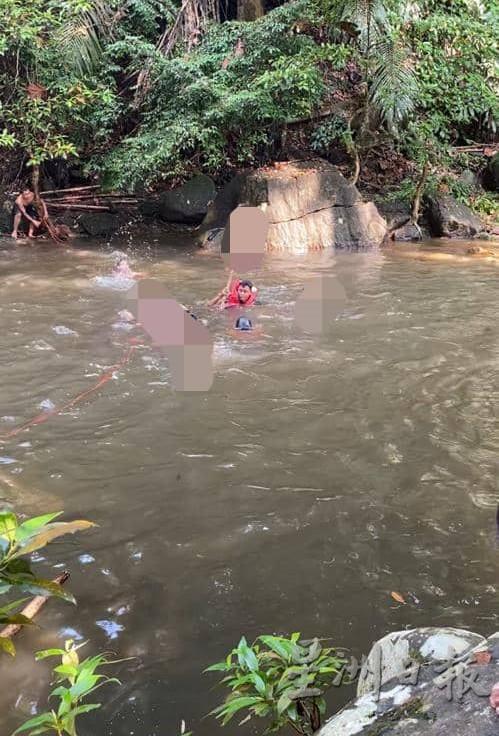 经过消拯局的搜寻，溺毙的青年在瀑布2.5公尺深处被寻获。

