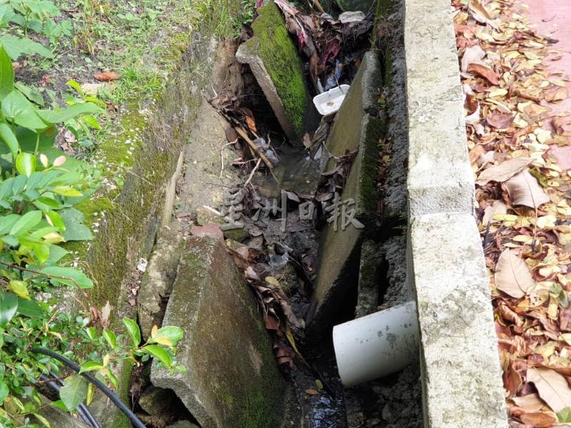 芙蓉市内有不少排水沟因为常年失修，出现严重损坏情况，有些甚至已毁不成形。
