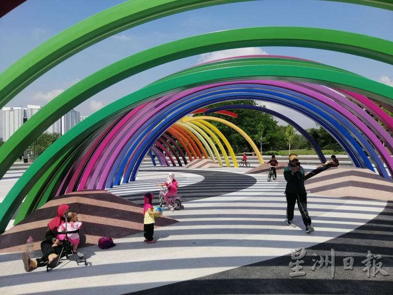 “彩虹隧道”为甲洞大都会公园带来崭新的风貌。

