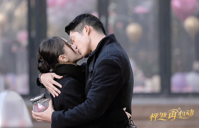 王子文与吴永恩甜蜜拥吻。
