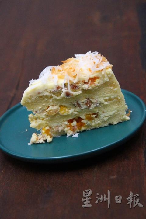夏威夷椰子芝士蛋糕被老板笑说卖相欠佳，但是味道一绝，口感丰富。　