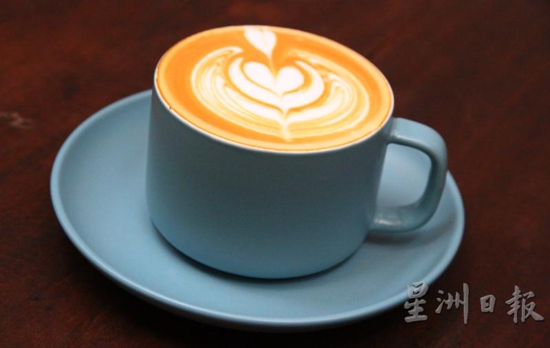 拿铁中的咖啡和牛奶完美融合，香味诱人。　