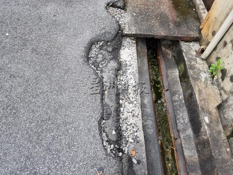 老街道最常见的损坏就是沟边破损，沥青面被岁月“冲刷”至出现不同程度的崩塌。