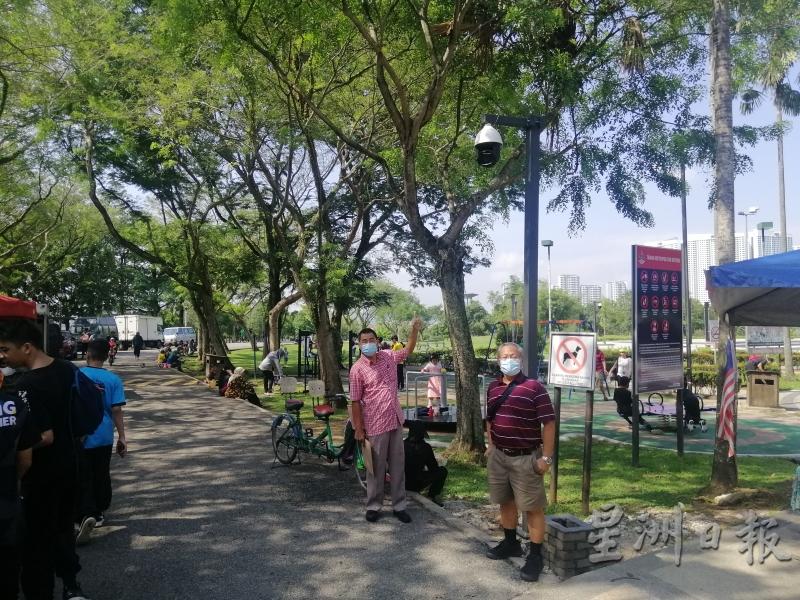 余保凭（左起）及詹先生乐见吉隆坡市政局为甲洞大都会公园安装闭路电视，并相信此举能监督公园环境，提防罪案发生。

