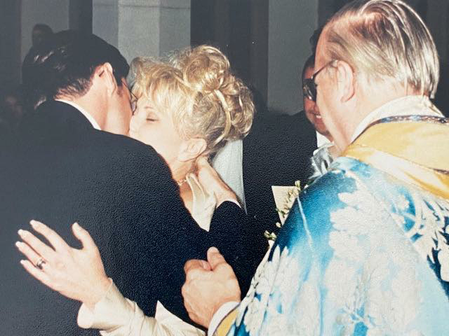 晓治积曼当年与太太在婚礼上深情拥吻。
