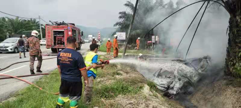 消拯员及志愿消防队成员在现场扑灭轿车的火势。