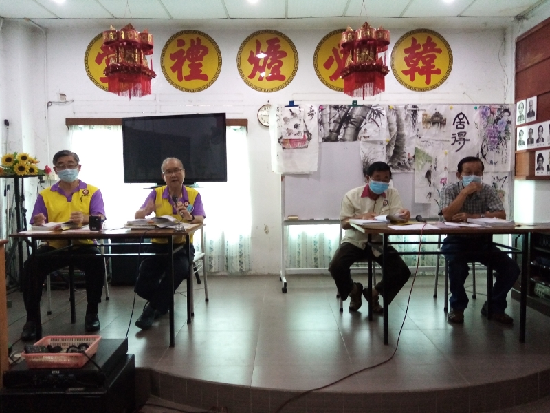 下霹雳客家公会理事会议在礼堂遵照SOP举行，台上只坐4人。左起黄记才、郑甲；右起刘衍飞、李兆平。