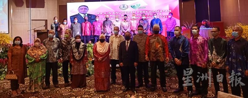 25名霹雳州农业局退休职员，在仪式上与（前排左六）霹雳州农业局局长诺丝燕蒂、沙拉尼（前排右七）和霹雳州行政议员拉兹曼（前排右五）合照。