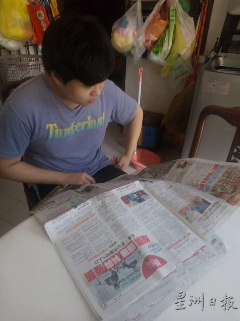 蒋裕荣每天阅读报纸后，都会与家人一起分享新闻资讯。
