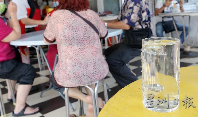 霹雳州贸消局已在“白开水检举行动”下开出10张警告信给售卖白开水超过合理价格的食肆。