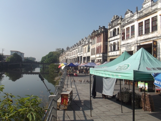 赤坎古镇靠石桥边，有一排店铺专门售卖土产。


