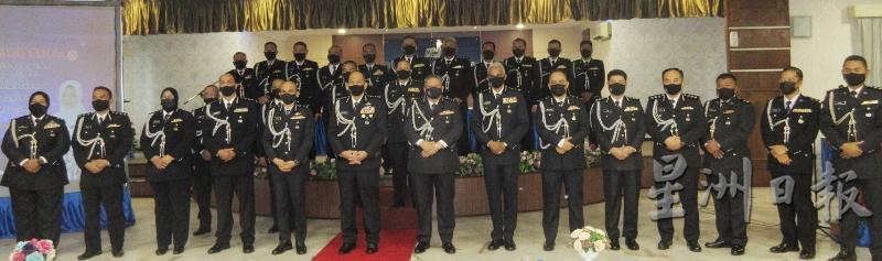 米奥法立（前排左六）在移交职权仪式后，与各高级警官和警区主任合影。

