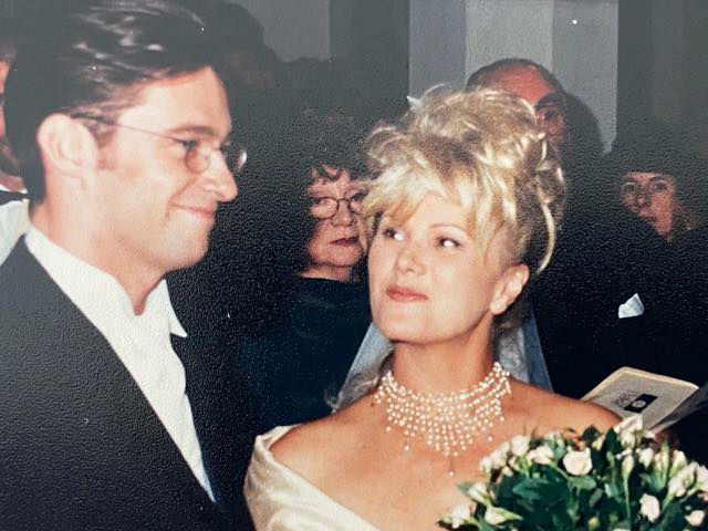 晓治积曼庆祝结婚25周年，大方分享当年婚礼的多张旧照片。