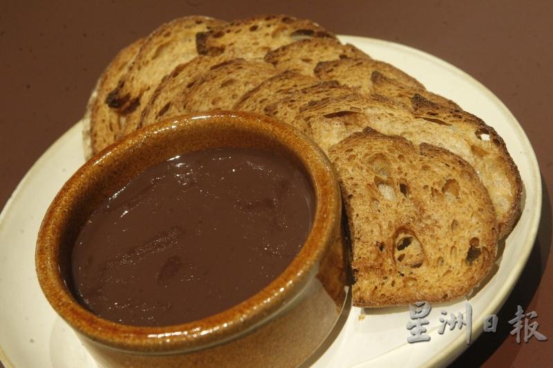 Chicken liver parfait, charred toasts／RM22：这道鸡肝酱，口感顺滑不带腥味，搭配香烤面包，叫人食指大动。