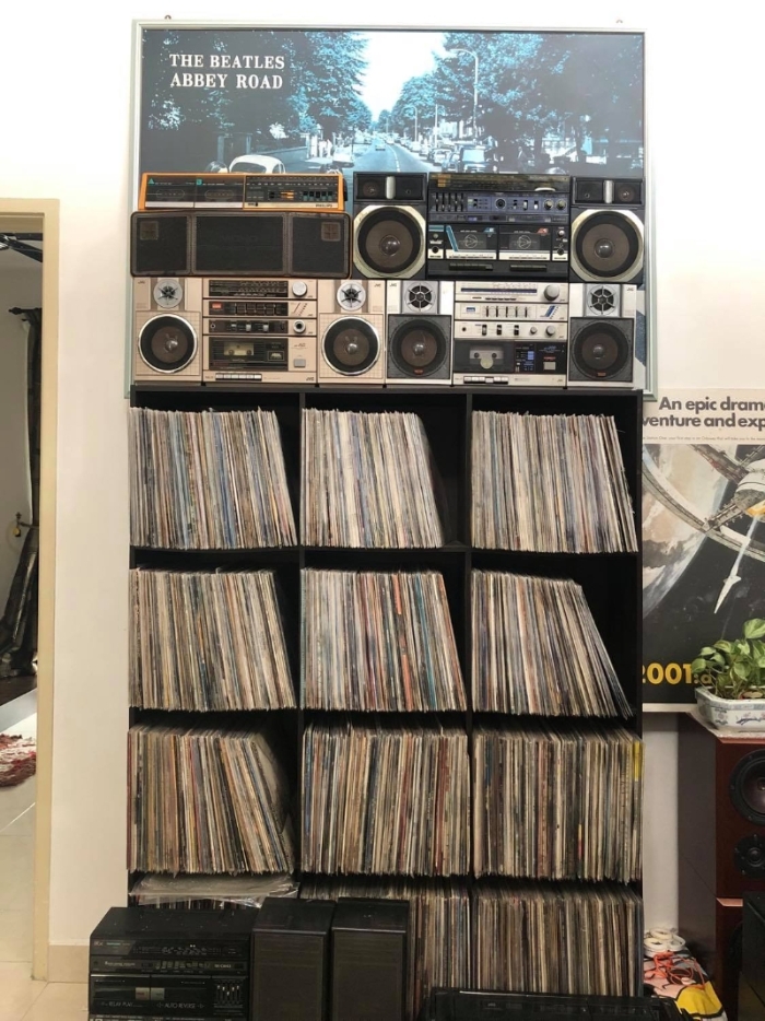 卧室外的小空间被改造成听歌房，摆设李志华多年来收藏的黑胶唱片机与唱片。