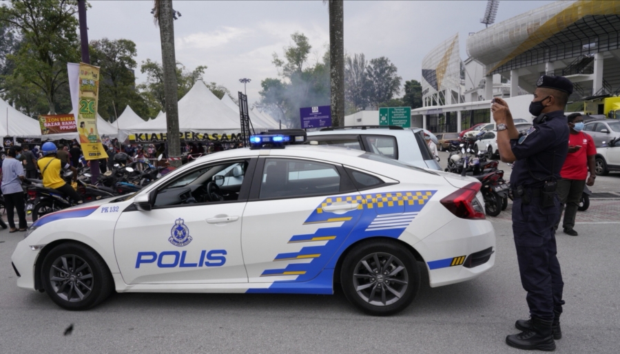 警方在市集驻守，也有警车广播提醒民众遵守SOP。