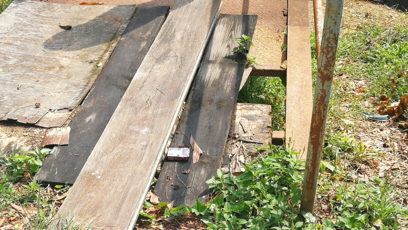 连接英旦拜杜里10D路及英旦拜杜里4C巷的铁桥，部分铁皮已经破损，为了防止掉入排水沟里，居民只好置放木板来遮挡。