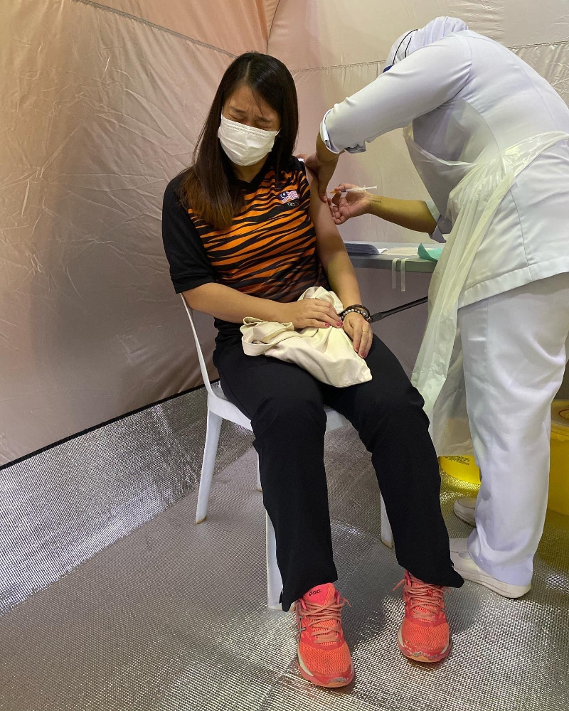 李明晏在接种第一剂冠病疫苗时，从表情中可看得出她有些紧张害怕。（李明晏脸书照片）